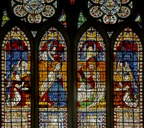 Ventana que representa la Coronación de la Virgen